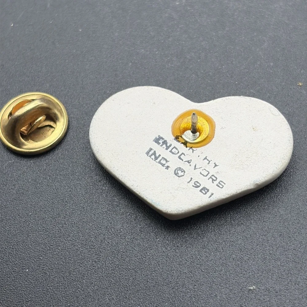 Los Angeles California I'm Not‎ A Tourist I Live Here! Ceramic Heart Hat Pin
